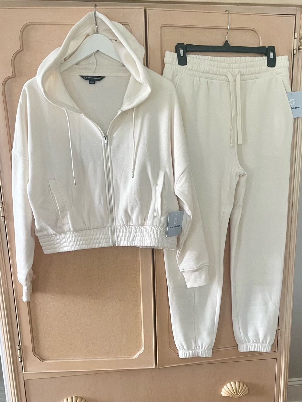 Women's Cream Cropped Zip Hoodie & Joggers Set - Cozy Casual